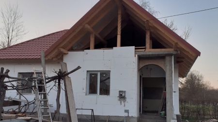 „Construiește o casă, zidește suflete”: Locuința unui vârstnic din Berința a fost refăcută în mare parte, după ce un incendiu a distrus-o