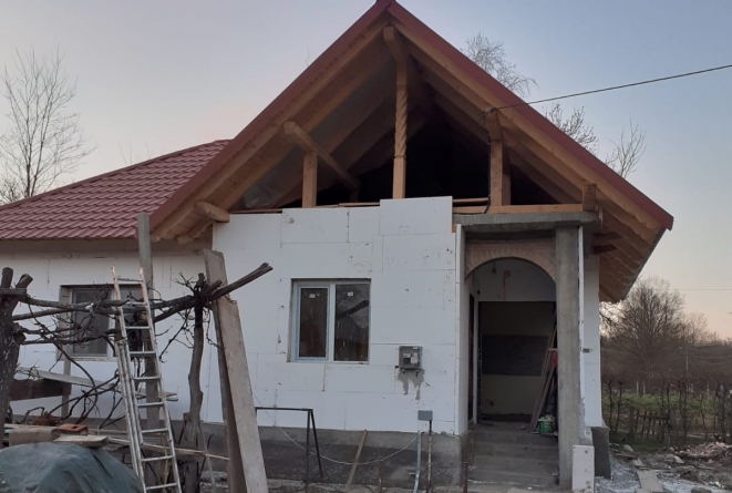 „Construiește o casă, zidește suflete”: Locuința unui vârstnic din Berința a fost refăcută în mare parte, după ce un incendiu a distrus-o