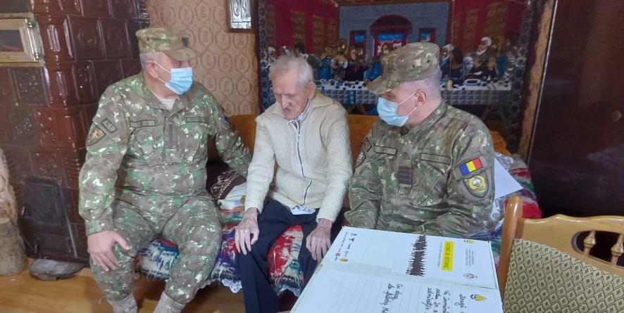 Cu prilejul Zilei Veteranilor de Război: Militarii maramureșeni au distribuit cadouri tuturor veteranilor de război din județ