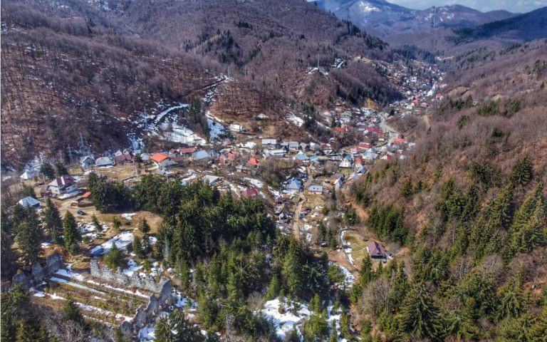 Maramureșul de poveste: Cavnicu-i de vizitat, dar nu numai pentru schiat! Vezi file mai puțin știute din istoria stațiunii turistice situată în inima județului