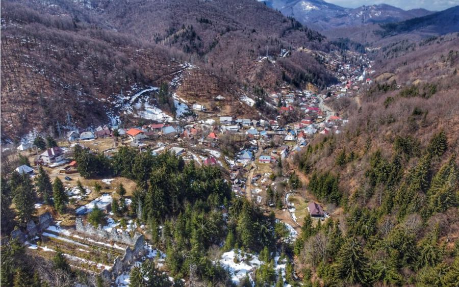 Maramureșul de poveste: Cavnicu-i de vizitat, dar nu numai pentru schiat! Vezi file mai puțin știute din istoria stațiunii turistice situată în inima județului