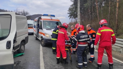 Azi două autovehicule implicate: În județul Maramureș doi tineri șoferi care au vârstele de 19 și 25 ani și doi pasageri, răniți după un accident de circulație