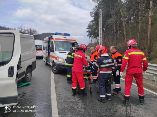 Azi două autovehicule implicate: În județul Maramureș doi tineri șoferi care au vârstele de 19 și 25 ani și doi pasageri, răniți după un accident de circulație