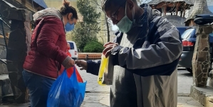 Asociația Filantropică ”Sfântul Iosif Mărturisitorul” Baia Mare: Pachete alimentare și de igienă dăruite beneficiarilor serviciilor de asistență socială (FOTO)