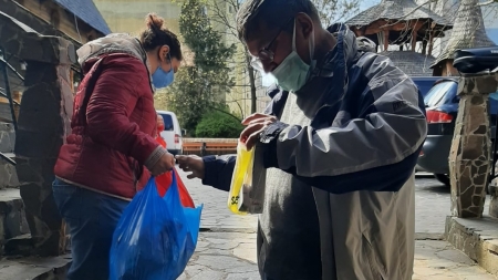 Asociația Filantropică ”Sfântul Iosif Mărturisitorul” Baia Mare: Pachete alimentare și de igienă dăruite beneficiarilor serviciilor de asistență socială (FOTO)