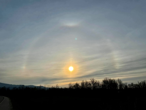 Fenomen meteorologic rar: Un halou solar a apărut pe cerul Maramureșului. Ce este, de fapt, și cum explică specialiștii formarea lui (FOTO)