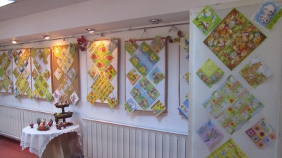 La Secția pentru copii a Bibliotecii Județene: Expoziţie de şerveţele, ouă încondeiate, icoane pe lemn şi sticlă (FOTO)