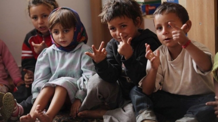 Cursuri de alfabetizare: Copiii din Ponorâta au venit la școală în Săptămâna Mare. Totul despre proiectul implementat în comunitatea de romi (FOTO)