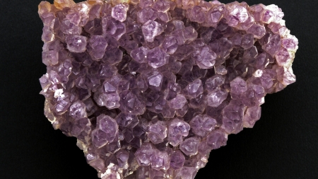 Frumusețile Maramureșului: Un eșantion mineral din piatră semiprețioasă, exponatul săptămânii la Muzeul de Mineralogie din Baia Mare (FOTO)