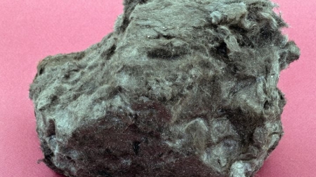 Frumusețile Maramureșului: Un eșantion din jamesonit, provenit din Mina Herja, exponatul săptămânii la Muzeul de Mineralogie din Baia Mare (FOTO)