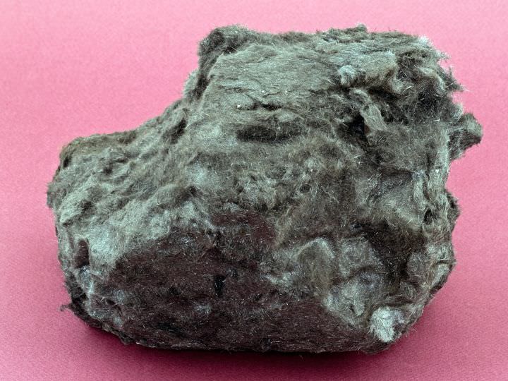 Frumusețile Maramureșului: Un eșantion din jamesonit, provenit din Mina Herja, exponatul săptămânii la Muzeul de Mineralogie din Baia Mare (FOTO)