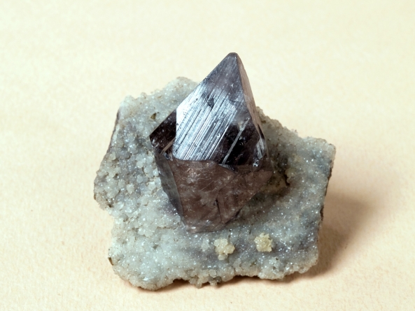 Frumusețile Maramureșului: Un eșantion provenit din Mina Baia-Sprie este exponatul săptămânii la Muzeul de Mineralogie din Baia Mare (FOTO)