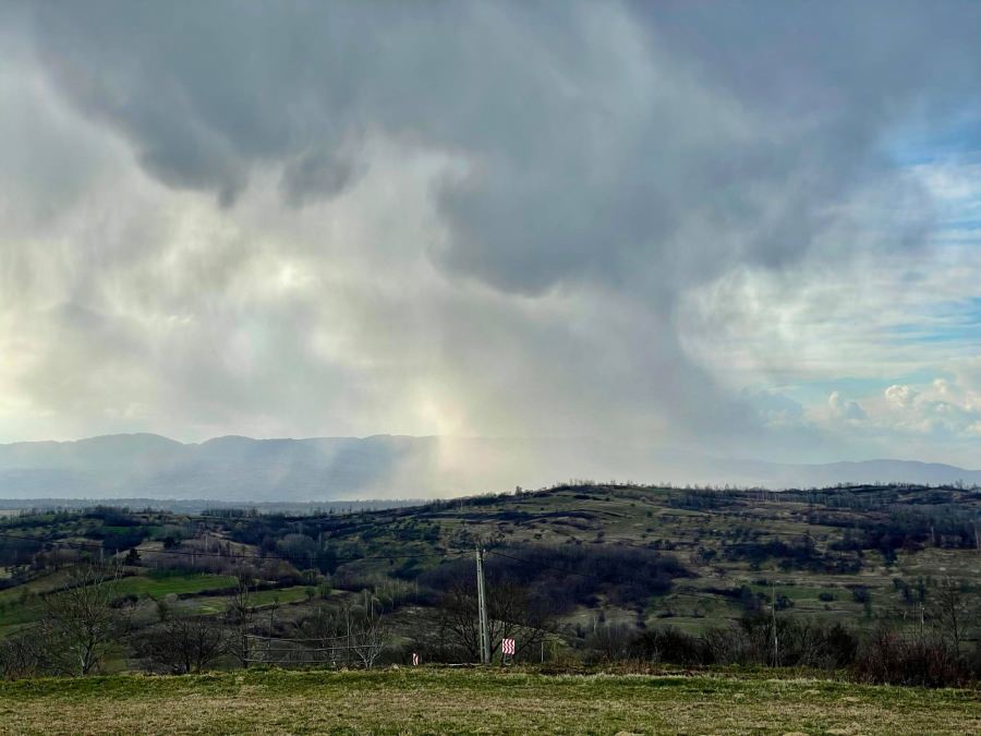 Anunț făcut de specialiști: Și în Maramureș atenționare meteorologică de instabilitate atmosferică valabilă aproape 9 ore. Vor fi mai multe furtuni trecătoare!