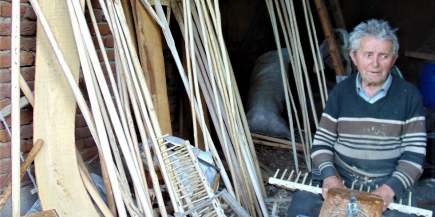 Gheorghe Pop Ciobâlă din Breb – probabil cel mai în vârstă meșteșugar tradițional activ din România – a împlinit 94 de ani
