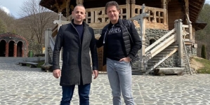 Un mare campion a venit în Maramureș: Gică Popescu a fost în vizită în Bârsana! Discuții purtate despre două mari proiecte de infrastructură sportivă (FOTO)