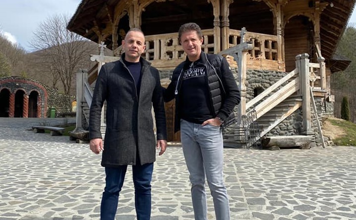 Un mare campion a venit în Maramureș: Gică Popescu a fost în vizită în Bârsana! Discuții purtate despre două mari proiecte de infrastructură sportivă (FOTO)