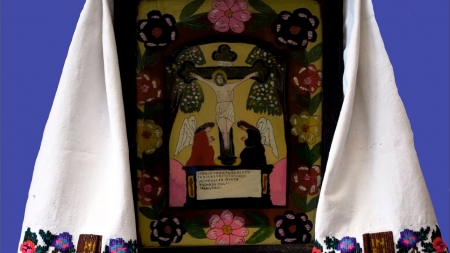 ”La umbra crucii Tale”: Expoziție de icoane pe sticlă și microrecital de pricesne la Casa de Cultură Vișeu de Sus