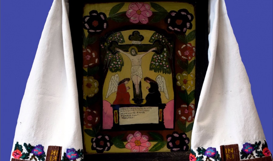 ”La umbra crucii Tale”: Expoziție de icoane pe sticlă și microrecital de pricesne la Casa de Cultură Vișeu de Sus