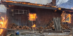 Incendiu criminal în Vișeu de Sus: Trei persoane au fost găsite carbonizate. ISU Maramureș: „Incendiul a fost anunțat târziu de vecini” (VIDEO ȘI FOTO)