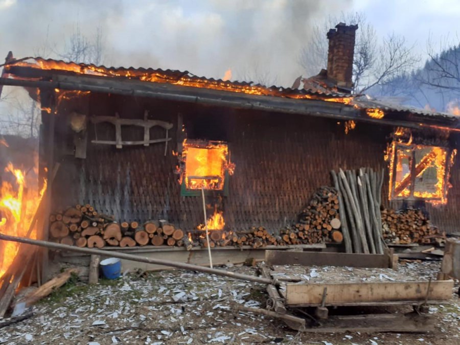 Incendiu criminal în Vișeu de Sus: Trei persoane au fost găsite carbonizate. ISU Maramureș: „Incendiul a fost anunțat târziu de vecini” (VIDEO ȘI FOTO)