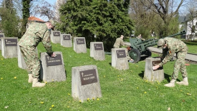 Recunoștință pentru jertfa înaintașilor: Militarii maramureșeni au curățat mormintele eroilor din Parcul municipal Regina Maria