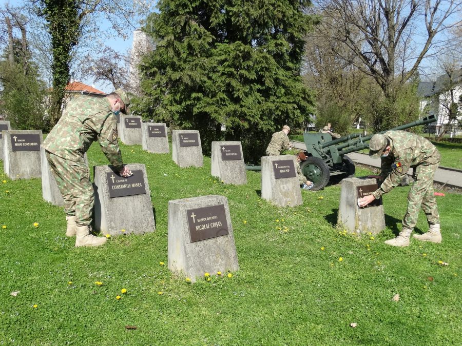 Recunoștință pentru jertfa înaintașilor: Militarii maramureșeni au curățat mormintele eroilor din Parcul municipal Regina Maria