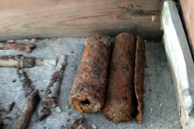 Peste 200 de cartușe și alte elemente de muniție din cel de-al Doilea Război Mondial au fost găsite într-o grădină din Tăuții Măgherăuș (FOTO)