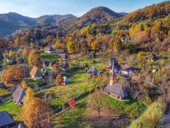 „Adoptă o grădină în inima orașului”: Sunteți invitați să dați viață grădinilor din jurul minunatelor căsuțe din Muzeul Satului