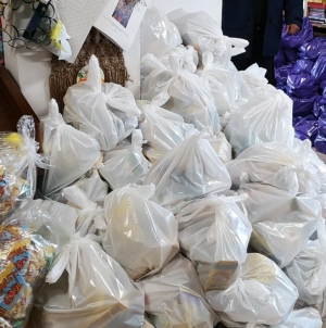 Faptă bună: Peste 1.000 de pachete cu alimente oferite de Asociația Femeilor Ortodoxe din Baia Mare pentru familii defavorizate din județ