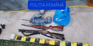 Percheziții domiciliare: Arme, muniție, trofee de animale și detector de metale, găsite în casa unui bărbat din Lăpuș (FOTO)