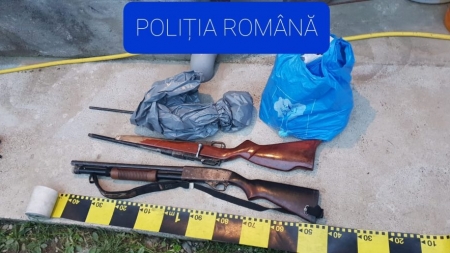 Percheziții domiciliare: Arme, muniție, trofee de animale și detector de metale, găsite în casa unui bărbat din Lăpuș (FOTO)