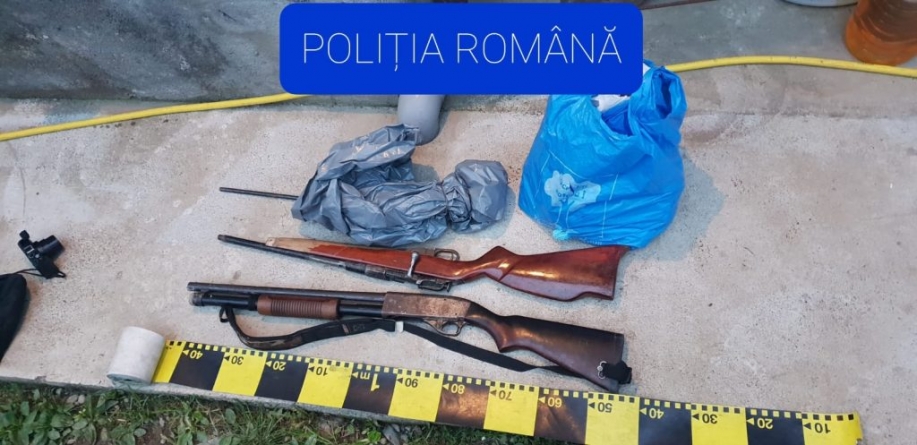 Percheziții domiciliare: Arme, muniție, trofee de animale și detector de metale, găsite în casa unui bărbat din Lăpuș (FOTO)