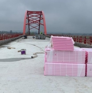 Încă un pas înainte: A fost turnată placa de beton la podul peste râul Someș din Seini (FOTO)
