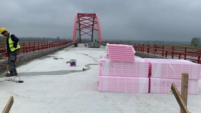 Încă un pas înainte: A fost turnată placa de beton la podul peste râul Someș din Seini (FOTO)