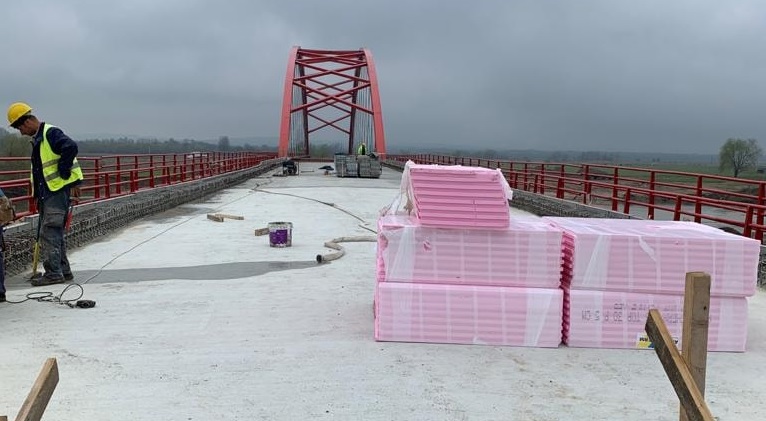 Încă un pas înainte: A fost turnată placa de beton la podul peste râul Someș din Seini (FOTO)