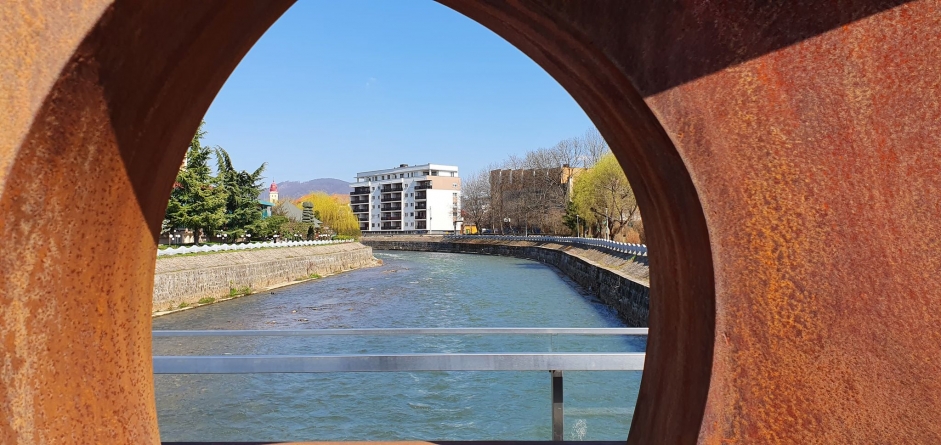 Actualizare 2: Zi nebună: Persoană căzută în râul Săsar, în centrul municipiului Baia Mare