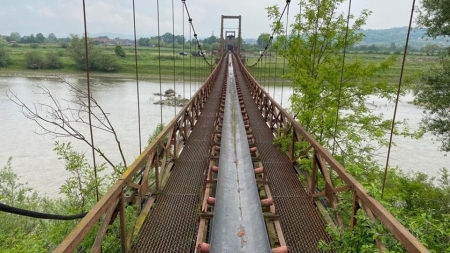 Ținta hoților de fier vechi: Banda de la Tămaia a fost vandalizată! Trecătorii, în pericol, după ce au fost furate componente din aleea pietonală (FOTO)