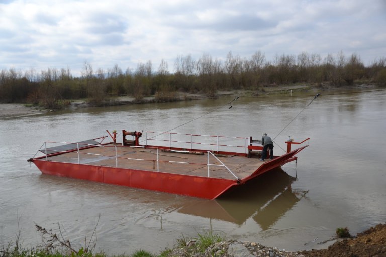 Este funcțional!: Podul plutitor de la Tămaia a fost pus pe apă după ce a fost reparat (FOTO)