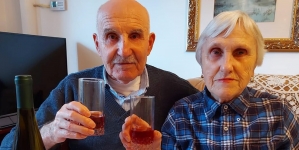 Gest emoționant în Ulmeni: Un vârstnic de 85 de ani din Cluj și-a aniversat ziua de naștere la centrul de vaccinare. A împărțit un tort cu personalul medical (FOTO)