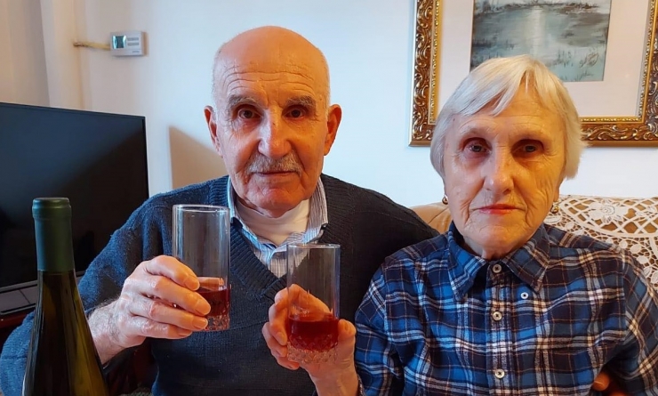 Gest emoționant în Ulmeni: Un vârstnic de 85 de ani din Cluj și-a aniversat ziua de naștere la centrul de vaccinare. A împărțit un tort cu personalul medical (FOTO)