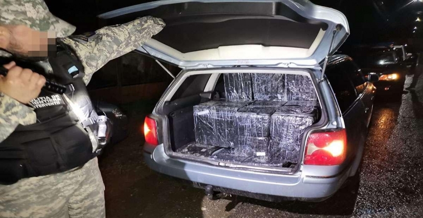 Maramureșean cercetat pentru contrabandă; A fost prins în trafic cu mașina „dubuită” cu țigări
