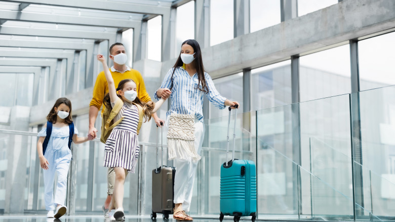 UE renunță la recomandarea privind purtarea măştilor pe aeroporturi şi în avioane