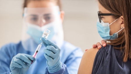 Precizări: Cetăţenii vaccinaţi anti-COVID-19 în străinătate pot face rapelul în România. Care este procedura