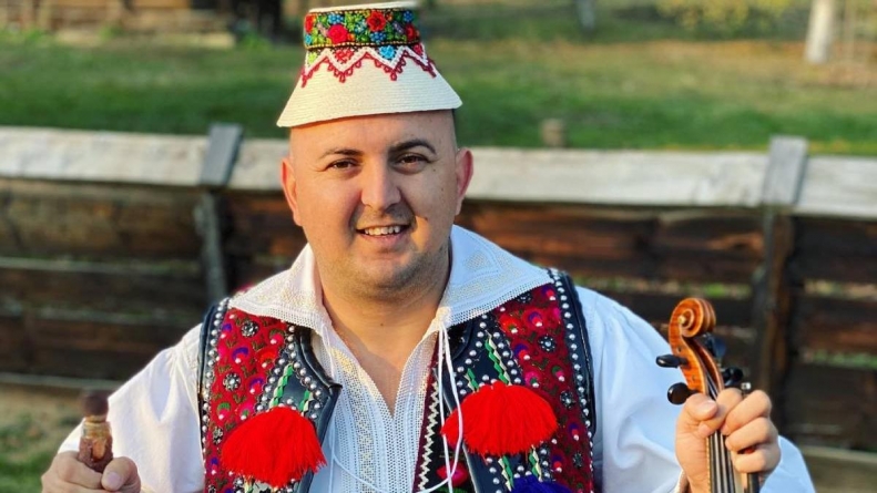 Moroșanul Vasilică Ceterașu schimbă prefixul: „Câtă vreme inima îmi va bate la unison cu folclorul românesc autentic, vă voi încânta și arăta lumea în care am crescut”