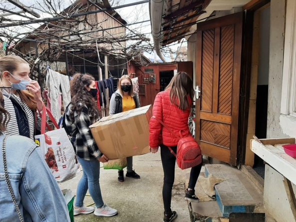 Solidaritate umană: O familie din Vișeu de Sus, formată numai dintr-o fetiță de șapte ani și bunicul ei, a primit ajutor de la un grup de tineri inimoși (FOTO)