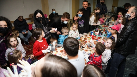 60 de copii au vopsit ouă în Vinerea Mare în cadrul activității organizate de Biserica „Sfinții Arhangheli Mihail și Gavril” din Baia Mare