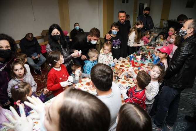 60 de copii au vopsit ouă în Vinerea Mare în cadrul activității organizate de Biserica „Sfinții Arhangheli Mihail și Gavril” din Baia Mare