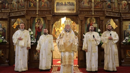 În a doua zi de Paști: PS Iustin a săvârșit Sfânta Liturghie la Catedrala „Adormirea Maicii Domnului” din Satu Mare (FOTO)