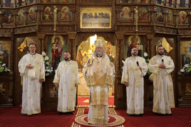 În a doua zi de Paști: PS Iustin a săvârșit Sfânta Liturghie la Catedrala „Adormirea Maicii Domnului” din Satu Mare (FOTO)