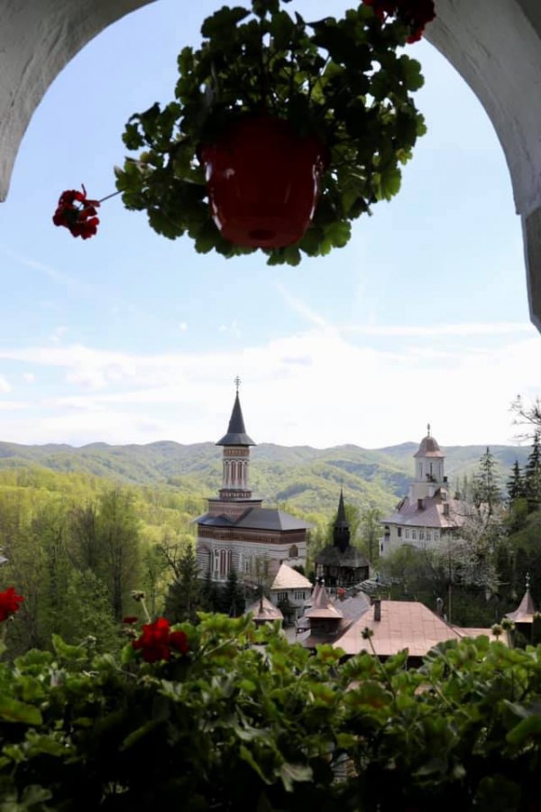 De Praznicul „Înălțării Sfintei Cruci”: Care este programul liturgic la Mănăstirea Rohia